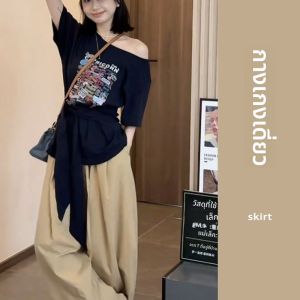 YUEZHONGWEI | เสื้อยืดแขนสั้นผู้หญิงสไตล์อเมริกัน ปักตัวอักษร ทรงสลิมฟิต ทรงไหล่ ฤดูร้อน 2025 เสื้อผ้าทำงานสไตล์เกาหลี