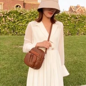 กระเป๋าสะพายครอสบอดี้งานหนังนิ่ม 2 สี สายสะพายปรับได้ การใช้งานเอนกประสงค์