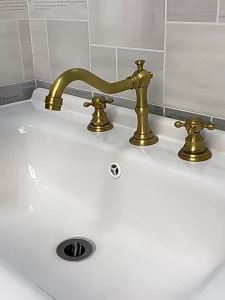 Basin Brass Gold Bathroom Antique Sink Faucet 3 Hole Deck Mounted Double Handle Hot & Cold Wash Water Tap Basin Sink Mixer Taps
