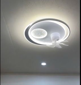 Đèn quạt ốp trần thế hệ mới 2026 với thiết kế hiện đại và ánh sáng mềm mại.