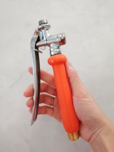 (1 bộ) Tay cầm bình xịt thuốc màu cam + khoá bóp inox