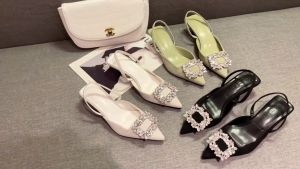 2025สไตล์ใหม่ รุ่นA62 รองเท้าผู้หญิง รองเท้าส้นสูง รองเท้าแฟชั่น รองเท้าหัวแหลม ประดับพลอยเทียมทรงสี่เหลี่ยม เรียบง่ายและใจกว้าง ไซส์ 35-42