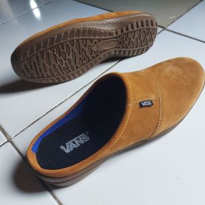 SANDAL SLOP PRIA.SANDAL BUSTONG. WARNA TAN COCOK UNTUK DISEGALA AKTIFITAS SEHARI HARI