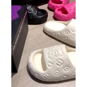 Saina Sandal Bear Fashion Sendal Wanita Terbaru 2025 Buat Lebaran Sandal Jelly Flat Sendal Slop Sandal Karet Wanita Kekinian Rumah Murah Bahan EVA Solnya Empuk