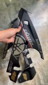 Mỏ cày xe Exciter 150 đen nhám có sơn tem Yamaha màu bạc và giá phụ kiện hổ trợ gắn phụ kiện xe máy