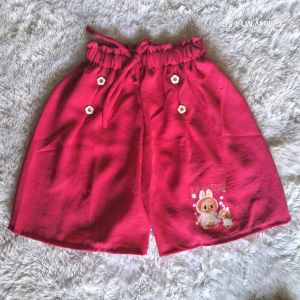 Celana pendek hotpants anak perempuan labubu viral bahan crincle airflow untuk usia 2-10 tahun