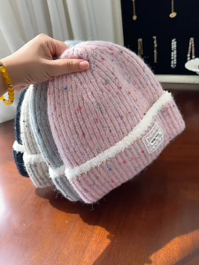 หมวกไหมพรมกันหนาวผู้ใหญ่ รอบศีรษะ 56–60 ซม. หมวกบีนนี่ลายจุดสีสันน่ารัก แต่งป้ายโลโก้ MEMORIES งานถักหนานุ่ม กันลมอุ่นสบาย ใส่ได้ทั้งชายหญิง [พร้อมส่ง]