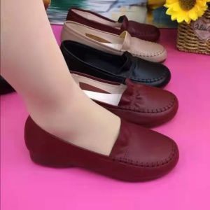 รองเท้าสวมฤดูร้อนสำหรับผู้หญิง ทรงหัวมน พื้นยางนิ่ม ดีไซน์หัวเข็มขัด รองเท้าสวมแบบสวมสบาย ส้นแบน พื้นยาง