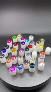 ไม้ดีดจะเข้หัวพลอยฟรุ๊งฟริ๊งสดใส (เป็นอุปกรณ์เครื่องดนตรีไทย : จะเข้) แถมเชือกไหมพรม (เลือกสีหัวพลอยและไหมพรมได้ โดยแจ้งทางช่องแชท)