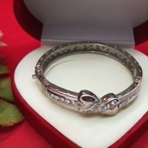 กำไลโรเดียม แบบคลิปล็อค ลายโบว์ฝังเพชร เส้นผ่านศูนย์กลาง 5.8 ซม. งานชุบโรเดียม ใช้ได้ทุกโอกาส กำไลแฟชั่น พร้อมส่ง