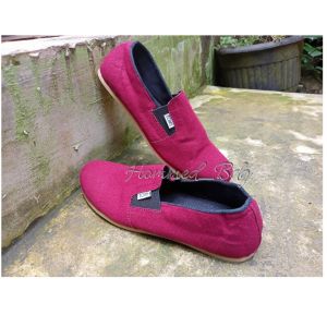 sepatu slip on Toms terbaru karet kiri kanan modern