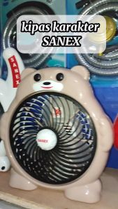 Sanex Box Fan / Kipas Kotak KK-804BR Karakter Beruang 8 Inch" kipsas Lucu / Kipas Kipas karakter lucu / Kipas Murah / Kipas desain / Kipas gambar / Kipas Kecil / Kipas kotak / Kipas Viral / Kipas harga Murah / Kipas Kualitas Terbaik / Kipas 3 baling