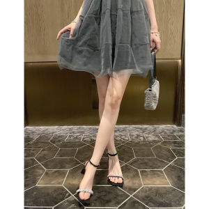 รองเท้าแตะส้นสูงแบบสายรัดสีดำประดับคริสตัลสุดหรูสำหรับผู้หญิง ฤดูร้อนปี 2025 รองเท้าแตะส้นหนาสุดเก๋ไก๋สำหรับผู้หญิง