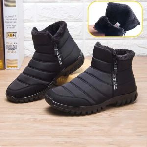 รองเท้าบูทหุ้มข้อกันน้ำกันลื่นสำหรับผู้ชาย ฤดูหนาว ปี 2025 รองเท้าลำลองบุขนอุ่นสบาย ไซส์ใหญ่ รองเท้าคู่รัก รองเท้าผู้ชาย