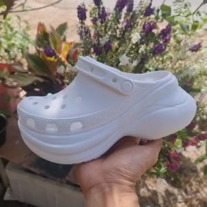 Crocs Classic Platform Bae Clog 6 สี รองเท้าหัวโต รองเท้าแตะผู้หญิง รองเท้าลำลอง รองเท้าสวมแบบรัดส้น รองเท้าครอส์ รองเท้าส้นตึก รองเท้าส้นสูง 3cm=7cm 6 Jibbitz 150฿