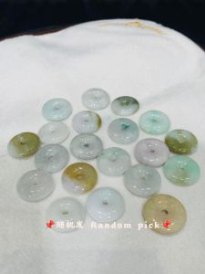 🇲🇾random pick 👇🏻ping an pendant 平安健康💯天然翡翠玉平安扣 随机发📌 平均直径: 2.5cm 大约重: 7-9g