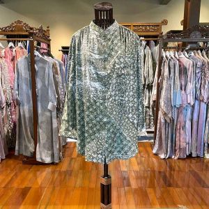 Larissa Tunik by Dian Pelangi LIMITED EDITION Baju Blouse Atasan Kemeja Blus Outfit Ootd Kerja Kantor Casual Formal Pesta Pernikahan Kondangan Lebaran Wanita Hijaber Cantik Anggun Modis Modern Simple Elegan Mewah Model Korea Terbaru Motif Batik Kekinian