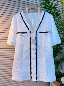 เสื้อเชิ้ตคอวีแขนยาวผ้าลูกไม้สไตล์เกาหลีสำหรับผู้หญิงไซส์ใหญ่ ฤดูร้อน 2025 ทรงหลวม แขนสั้น สีพื้น กระดุมเดียว