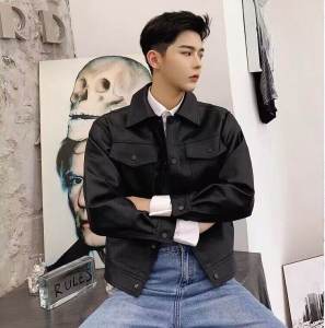 เสื้อแจ็คเก็ตหนังทรงเข้ารูปสำหรับผู้ชาย ฤดูใบไม้ผลิและฤดูใบไม้ร่วง สไตล์เกาหลี แขนสั้น ปกพับ แจ็คเก็ตมอเตอร์ไซค์เทียม เทรนด์ใหม่