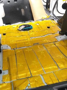 รถเก็บเสียงฉนวนกันความร้อนสี่ล้อดูดซับ ผ้าฝ้าย สี่ประตูการปรับเปลี่ยนรถเต็มรูปแบบลดเสียงรบกวน Self-Adhesive