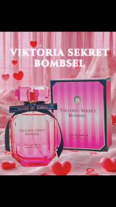 VIKTORIA SEKRET BOMBSEL 100ml EDP – Minyak wangi wanita bau buah & bunga dengan nota markisa nenas strawberi peony vanila & melur wangi manis tahan lama.