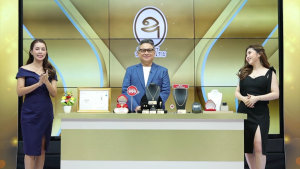 ชุดเครื่องประดับช่างทองไทย สร้อยคอและสร้อยข้อมือ ล้อมเพชรสวิส พร้อมต่างหูและแหวน ดีไซน์หรู