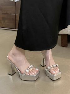 รองเท้าแตะส้นสูงพื้นหนาแบบหนีบใสสำหรับผู้หญิง รองเท้าแตะส้นสูงแบบสวมสบายสำหรับฤดูร้อนและฤดูใบไม้ผลิ รองเท้าแตะส้นหนาป้องกันน้ำ รองเท้าแตะเพิ่มความสูงสำหรับผู้หญิง