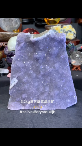 supershine lavender amethyst cluster 💯原矿薰衣草紫晶闪晶镇✨ 小爆花晶体 左侧底部带有白方解石共生  Height高: 18cm Width宽: 17cm x 10cm  weight重: 3.2kg  📍Johor Bahru 区可自行取货或邮寄服务