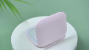 Gương Nhỏ Gọn Cầm Tay Có Đèn LED Độ Phóng Đại 1X/2X Gấp Gọn Nhỏ Gọn Tiện Mang Theo Khi Đi Du Lịch Làm Quà Tặng Cho Phụ Nữ