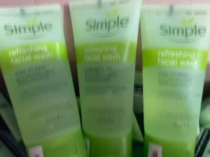 Sữa rửa mặt Simple Refreshing Facial Wash 50ml dịu nhẹ sạch sâu không xà phòng cho da nhạy cảm
