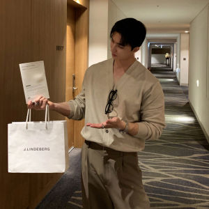 เสื้อสเวตเตอร์ถักคอวีบางสบายๆ สำหรับผู้ชาย สไตล์เกาหลี ทรงหลวมๆ สีสันสดใส แขนยาว ปกติ ฤดูใบไม้ผลิ 2024