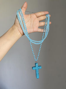 สร้อยคอครอสหลายชั้น Blue Rhythm Flow สำหรับผู้หญิง สร้อยคอแบบยาว ลูกปัดหลากสี สร้อยคอแบบหนัก แฟชั่นสไตล์พังก์