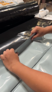 ผ้ายางปูบ่อ พลาสติกปูบ่อ หนา 250 300ไมครอน หน้ากว้าง 4.0 เมตร เสริมป้องกันUV ปูบ่อปลา บ่อกบ