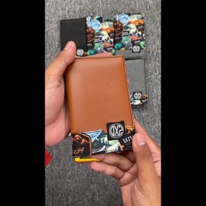 QXZ94 Dompet Pria Kulit Kanvas Kombinasi Sintetis Motif Print Tanggung 3/4 Lipat Kartu Polos Coklat