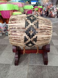 กลองตะโพนขนาดกลาง คาด-อกสีดำหน้ากว้าง19ซม.ยาว26ซม.สูง35ซม.ตีเสียงดังกังวาน ฝีมือประณีต ไม้กลึงแท้ทั้งท่อน หนังผิววัวแท้ งานคุณภาพดีจาก บ้านทำกลองพัชรินทร์ กลองคุณภาพโอทอปจ.อ่างทอง