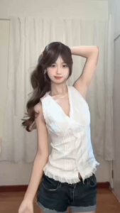 Miko พร้อมส่ง🍧✨เสื้อคล้องคอลแต่งลูกไม้สีขาว คอวี โชว์หลัง เสื้อครอปทรงรัดรูป มีกระดุม สไตล์ฝรั่งเศส เซ็กซี่แฟชั่นผู้หญิง