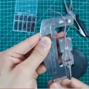 ALAT BANTU PENGIKAT SENAR SEMI OTOMATIS PADA MATA PACING