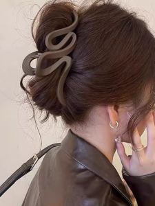Café Brown Hair Claw Womens Elegant Hair Accessories Simple Hair Clip Shark Jaw Hair Clip Pre-Twisted Updo Hair Clip