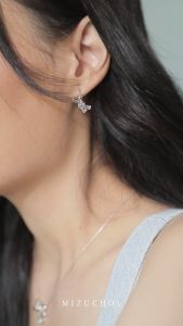 Mizuchol- ต่างหูงินแท้ชุบทองคำขาว ประดับพลอย Blue Topaz - Blue Ribbon
