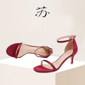 รองเท้าแตะส้นสูงผ้าไหมสีแดงเข้มเซ็กซี่สำหรับงานปาร์ตี้ รองเท้าแตะส้นกลางสายรัดหัวเข็มขัดแบบสวมสบายสำหรับผู้หญิง