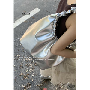 กระเป๋าใต้วงแขนเกาหลี ผู้หญิง เทรนด์แฟชั่นกระเป๋าโท้ตพับสีเงินความจุขนาดใหญ่ ลำลอง กระเป๋าถือทรงถังไหล่เดี่ยว