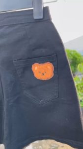 quần đùi lạt lai kaki trơn đính gấu thêu túi sau nâu cute tạo điểm nhấn