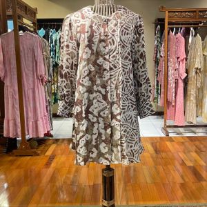 Chika Tunik Viscos by Dian Pelangi LIMITED EDITION Blouse Baju Atasan Kemeja Blus Outfit Kerja Kantor Pesta Pernikahan Kondangan Casual Formal Wanita Hijaber Cantik Anggun Modis Modern Elegan Mewah Model Terbaru Motif Batik Abstrak Hand Made Kekinian