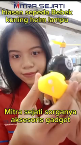 Mitra Sejati Hiasan Sepeda Bebek Kuning Helm Lampu Hiasan Sepeda Lucu