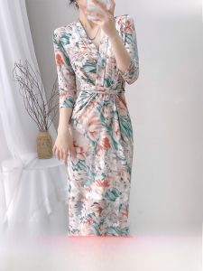 ชุดเดรสยาวคลุมเข่าลายดอกไม้สีเขียวแบบสวมหัวสไตล์ฝรั่งเศส คอวี ทรงเข้ารูป ผ้าตาข่ายยืดหยุ่น ชุดเดรสฤดูร้อนใหม่ เดรสยาวคลุมเข่า