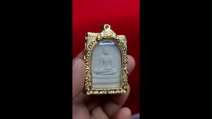 กรอบพระ ตลับพระ สมเด็จฉลุลาย 4 สีทอง A12-1 ขนาด 27*38*7.5 mm.  งานหล่อทองเหลืองแท้ ชุบไมครอน  เคลือบแลคเกอร์ไฟฟ้า ฝาปิดอคิลิคใส แข็งแรง ทน แถมยางรองพร้อมตะขอห่วง