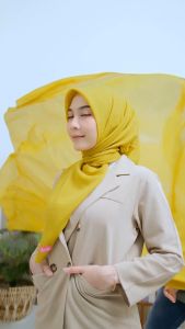 Yasmin Hijab Seri Terbaru Segi Empat Voal Exclusive Yasmin Hijab Ys 226 NOVIITA SCARF Segi Empat Jahit Tepi Segi Empat Formal Kerja