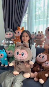 Boneka Labubu jumbo Ukuran 70 cm Bahan Yelvo Halus dan Lembut Berlabel SNI