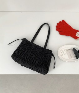 Molasses Bag - Sand กระเป๋าสะพายข้าง น้ำหนักเบา ใส่ Ipad ได้ กระเป๋าสะพายไหล่ผู้หญิงสไตล์มินิมอล มี 3 สี