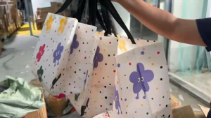 HUI กระเป๋าหูหิ้ว กระเป๋าสะพายข้าง รักโลกร้อน กันน้ำ พิมพ์ลายดอกไม้มีขา พร้อมส่งด่วน